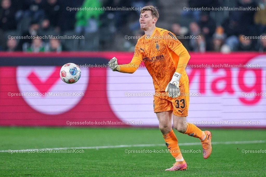BMG13122502185 | 13.12.2025, Fußball, Borussia Mönchengladbach - VfL Wolfsburg, 1. Fußball Bundesliga, 14.Spieltag, Borussia-Park, Saison 2025 2026: Torwart Moritz Nicolas&nbsp;(Borussia Mönchengladbach #33)  DFB regulations prohibit any use of photographs as image sequences and or quasi-video.