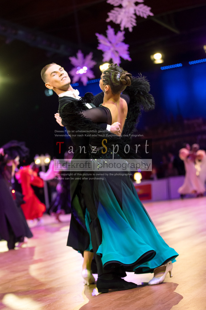 20241215_WDSF_Int_Open_Std-Riga-9228 | Tanzsportbilder, Standardtanz, Lateintanz, WDSF, DTV, LTVB, dancecomp, goc, hessen tanzt, blaues band der spree, walzer, tango, wiener walzer, slowfox, quickstepp, samba, rumba, cha-cha-cha, paso doble. jive, hd-kroft photography, turniertanzsport