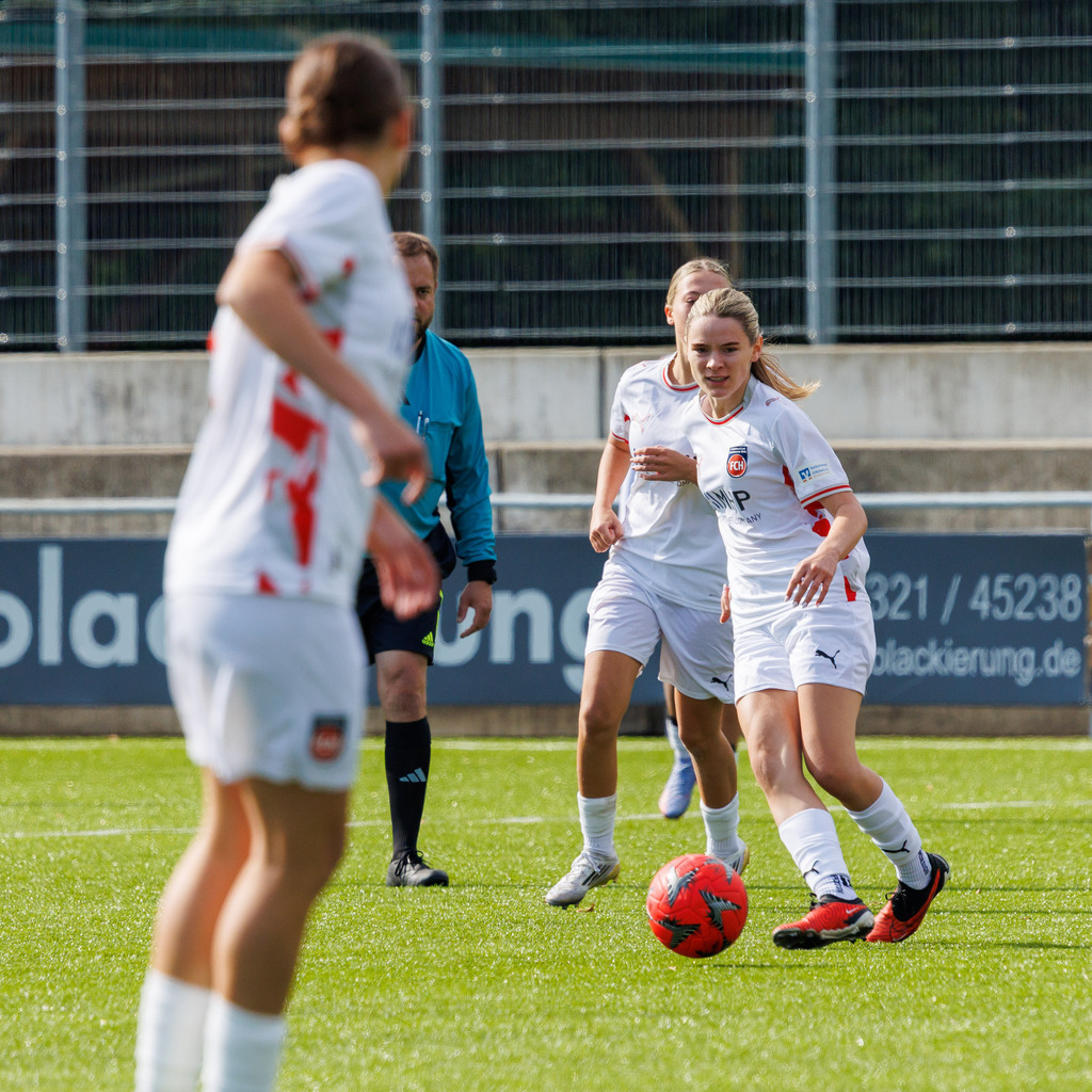 FCHHÜT_251003_4650 | 1.FC Heidenheim 1846 II vs. TSV Hüttlingen, Fußball, Frauen, Bezirkspokal, 2025/2026, 1.Runde, 03.10.2025 in Mergelstetten, Sportplatz 2(Foto: Michael Bulling) - Realisiert mit Pictrs.com