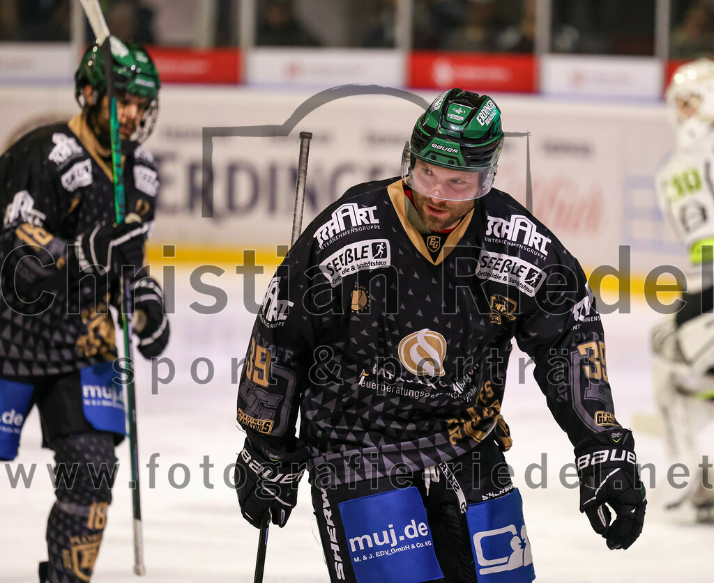 2024-03-01_027_TSV_Erding_gegen_ERSC_Amberg | Erding, Deutschland, 01.03.2024:
Eishockey, Bayernliga Playoffs 2023 / 2024, 5. Spieltag, TSV Erding gegen ERSC Amberg, Endergebnis: 9:0

Thomas Plihal (Erding Gladiators, #39)

Foto: Christian Riedel / fotografie-riedel.net