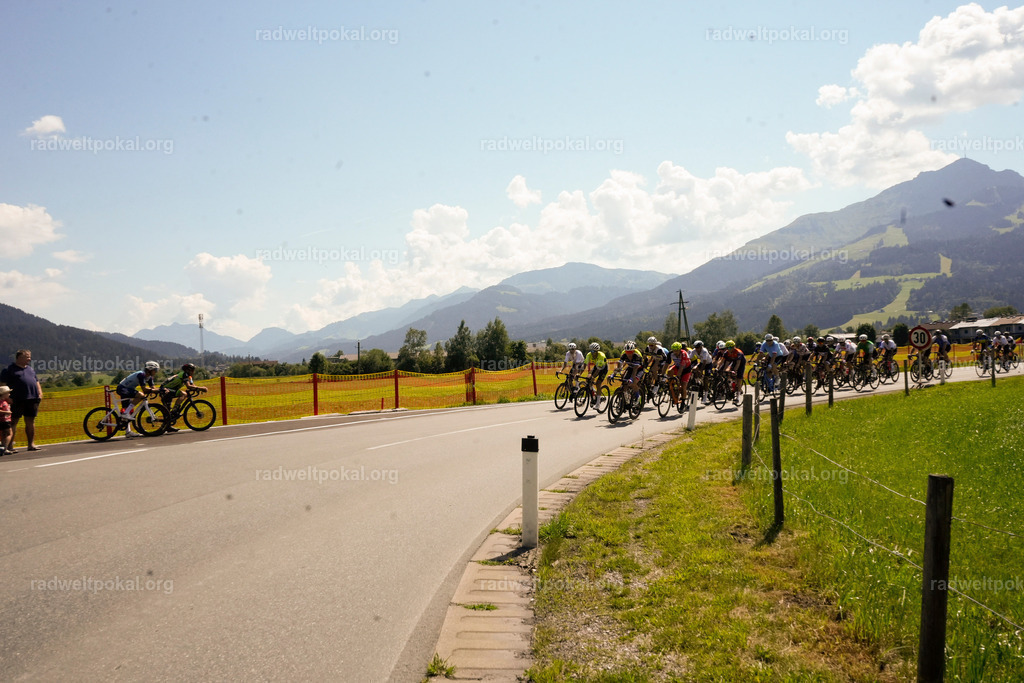 255_20230817_Bewerb_Maenner_Muehlanger | AUT - OESTERREICH, 2023-08-16: SPORT RENNRAD-FAHREN - 55. INTERNATIONALER RADWELTPOKAL IN ST. JOHANN IN TIROL  - Vintage-Radrennen mit WM-Bronze-Medaillen-Siegerin Christina Schweinberger, den Teilnehmer und Alexander Baumann (vom Orginastions-Team) - TAG 2 BEWERB MAENNER IN SECHS GRUPPEN  ; Foto: Roland Muehlanger