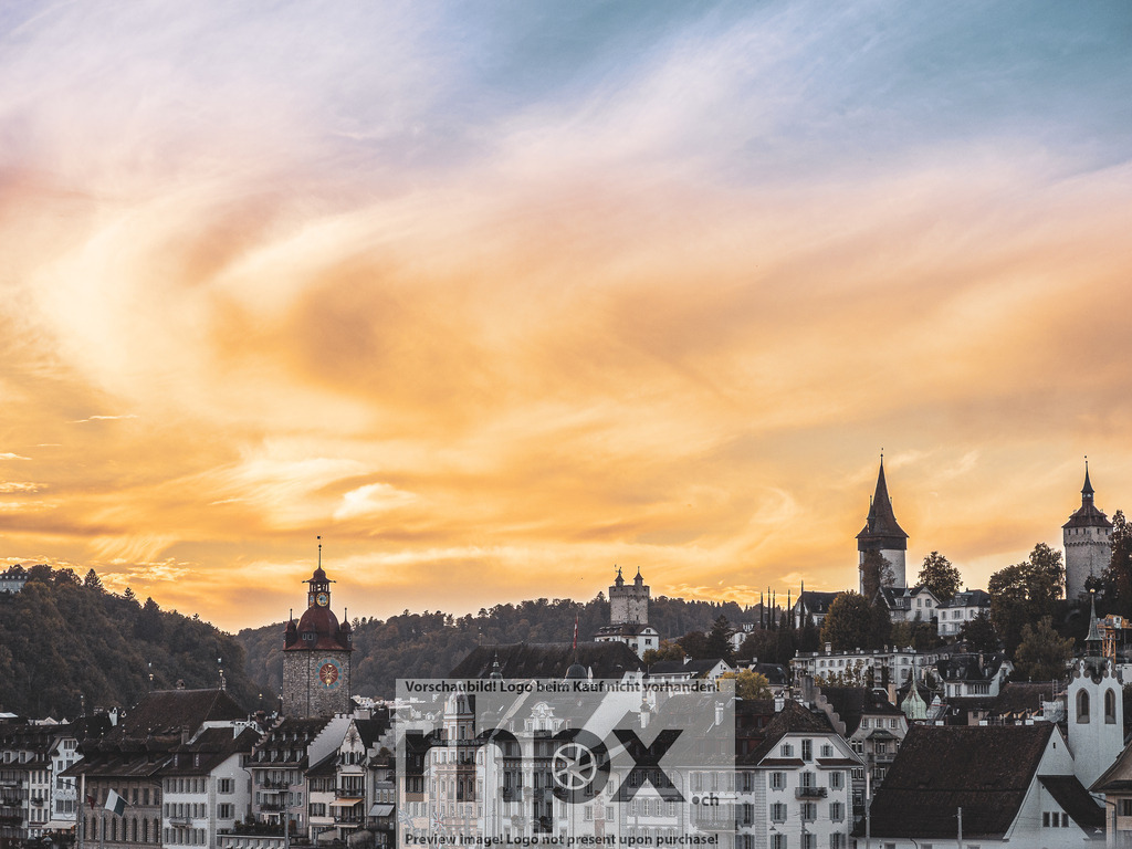 Altstadt Luzern im Abendrot | Geschichte. Licht. Eleganz.Der Blick über die Reuss offenbart das malerische Panorama der Luzerner Altstadt unter einem goldglänzenden Himmel. Historische Fassaden und das markante Schloss Gütsch fügen sich harmonisch in die herbstliche Abendstimmung ein. Ein zeitloses Abbild urbaner Schönheit und Schweizer Tradition.Wähle unter "Produktauswahl" dein Wunschformat: Vom klassischen Wandbild über Puzzle &amp; Tassen bis zum digitalen Download (z.B. als Handy-Hintergrund). - Realisiert mit Pictrs.com