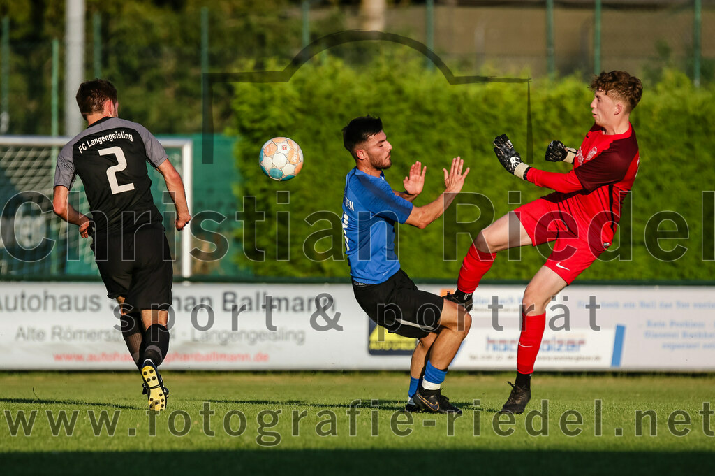 2023-07-14_065_FC_Langengeisling_gegen_FC_Velden-Eberspoint | Erding, Deutschland, 14.07.2023:
Fußball, Bezirksliga Oberbayern Ost 2023 / 2024, Testspiel, FC Langengeisling gegen FC Velden-Eberspoint, Endergebnis: 5:0

Lucas Seeholzer (FC Langengeisling, #2), Denis Rexhepi (FC Velden-Eberspoint, #8), Torwart Louis Rotert (FC Langengeisling, #12)

Foto: Christian Riedel / fotografie-riedel.net