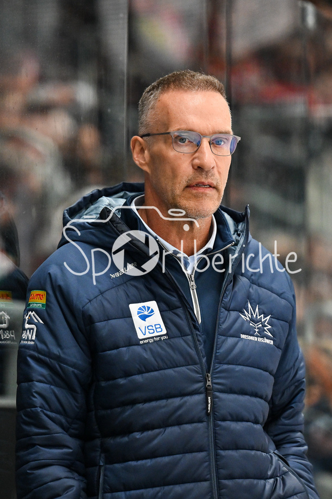 Augsburger Panther - Dresdner Eislöwen | AUGSBURG, DEUTSCHLAND - 06. MÄRZ: im Bild Gerry FLEMING (Trainer Dresdner Eislöwen) / Einzelfoto / Freisteller während dem Match zwischen den Augsburger Panthern und den Dresdner Eislöwen am 49. Spieltag der Penny DEL im Curt Frenzel Stadion