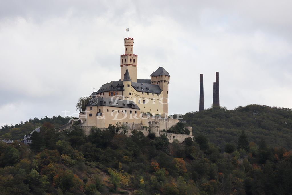 Marksburg-2212 | Die Marksburg in Braubach wurde, als einzige Höhenburg am Mittelrhein, niemals zerstört. Sie ist zu besichtigen und beherbergt ein Museum ud einen Gastro-Betrieb. Tolle Aussicht auf das Rheintal und die Umgebung - Realisiert mit Pictrs.com