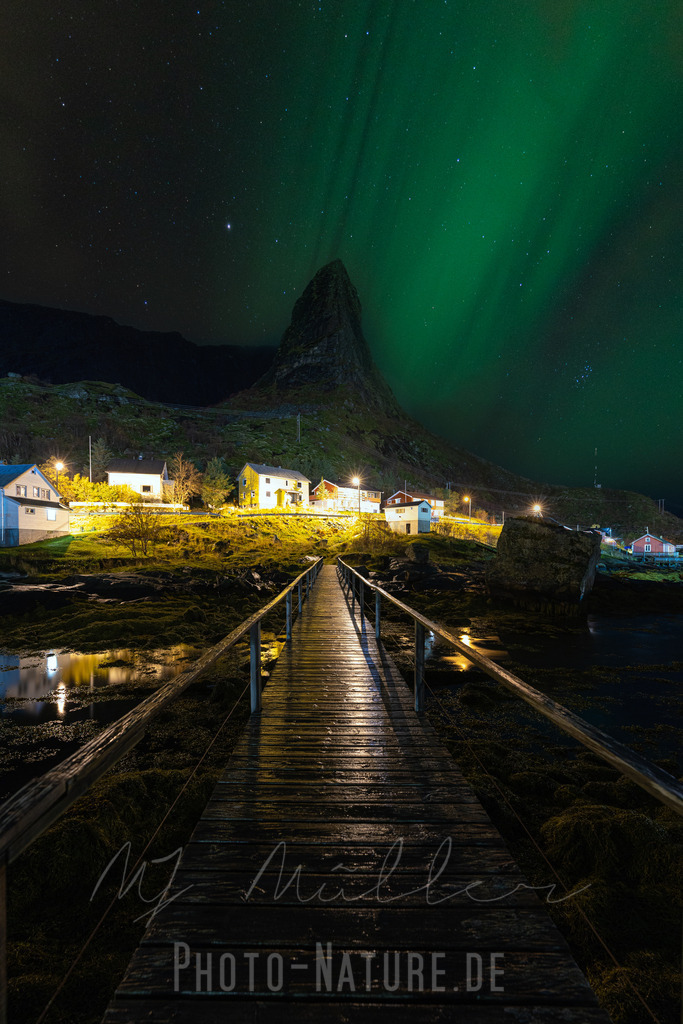 Brücke unter dem Nordlicht | Ein klarer Himmel mit Nordlichter über einem Dorf - Realisiert mit Pictrs.com
