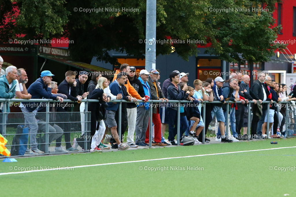 NH_Concordia_EimsbüttelerTV_OberligaHamburg_16082024 | Zuschauer auf dem Sportplatz Bekkamp beim Amateurfußball. Fußball I Herren I Gamesright Oberliga Hamburg I Saison 2024-2025 I 3. Spieltag I Concordia - Eimsbütteler TV I 16.08..2024 I Sportplatz Bekkamp