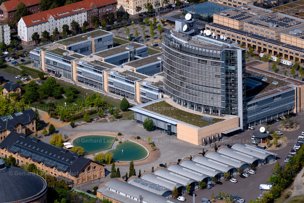 4039257 | LEIPZIG 14.09.2020 Gebäudekomplex mit Satellitenspiegeln am Funkhauses des Senders " Mitteldeutscher Rundfunk (MDR) " im Ortsteil Südvorstadt in Leipzig im Bundesland Sachsen, Deutschland. Weiterführende Informationen bei: MDR MITTELDEUTSCHER RUNDFUNK. // Complex of buildings with satellite dishes on the transmitter broadcasting center " Mitteldeutscher Rundfunk (MDR) " in the district Suedvorstadt in Leipzig in the state Saxony, Germany. Further information at: MDR MITTELDEUTSCHER RUNDFUNK. Foto: Gerhard Launer