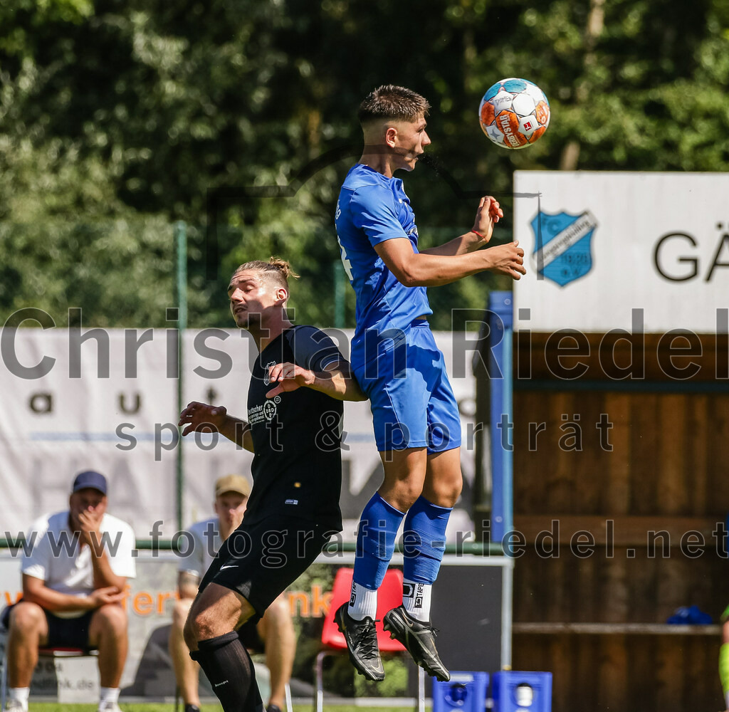 2023-08-12_121_FC_Langengeisling_gegen_ESV_Freilassing | Erding, Deutschland, 12.08.2023:
Fußball, Bezirksliga Oberbayern Ost 2023 / 2024, 4. Spieltag, FC Langengeisling gegen ESV Freilassing, Endergebnis: 2:1

Maximilian Birnbeck (FC Langengeisling, #27), Ivaylo Bogomilov (ESV Freilassing, #24)

Foto: Christian Riedel / fotografie-riedel.net