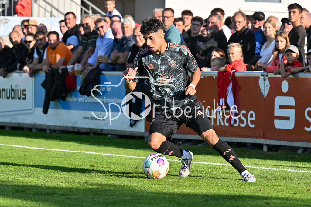 SpVgg Hankofen-Hailing - FC Bayern Amateure | am Ball Emirhan DEMIRCAN (FC Bayern München II #10) / Freisteller / Einzelfoto