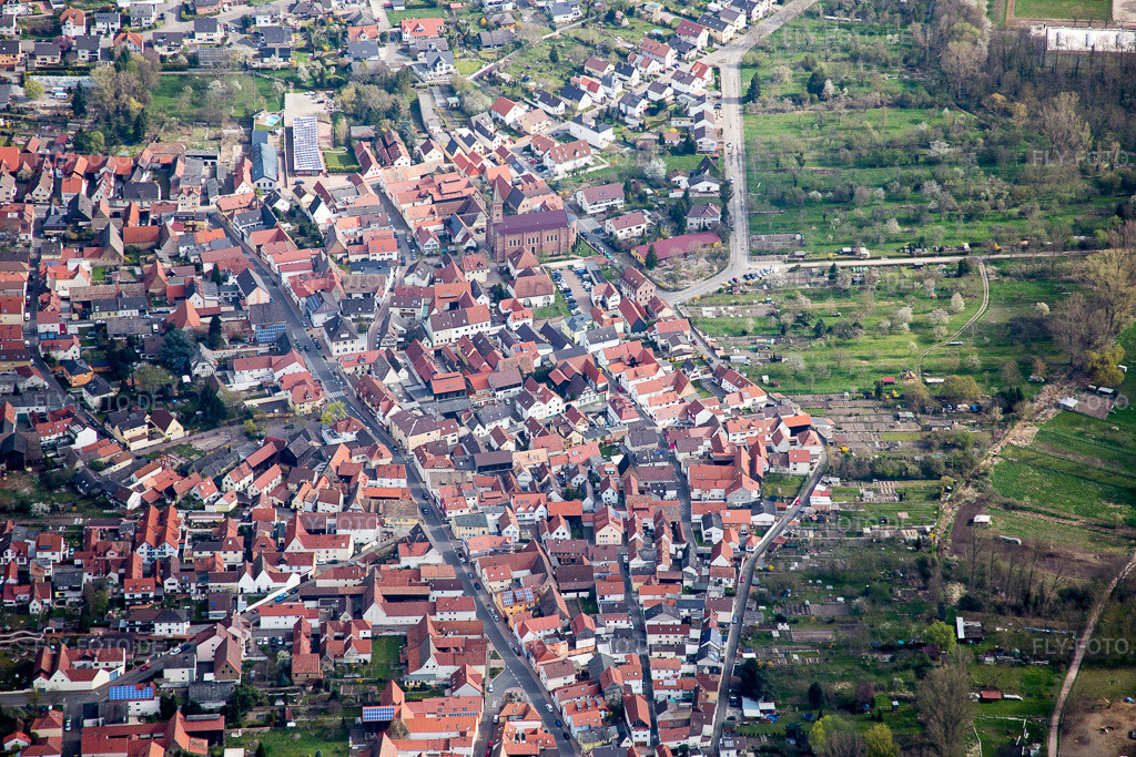Luftbild: Ortsansicht der Straßen und Häuser der Wohngebiete in Waldsee im Bundesland Rheinland-Pfalz in Deutschland. Foto: IMG_076893.jpg vom 12.04.2015 durch Werner Riehm/FLY-FOTO.de