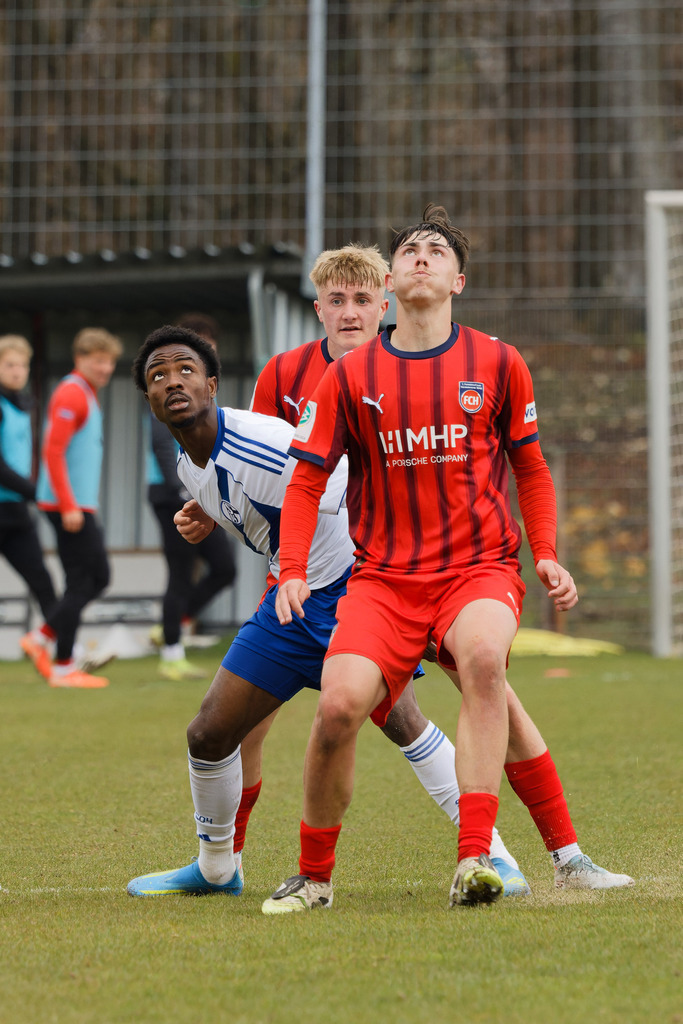 20260412-FCHS04_085 | 1.FC Heidenheim 1846 vs. FC Schalke 04, Fußball, U19, A-Junioren, NWL, U19-DFB-Nachwusliga, 2025/2026, 8. Spieltag, 12.04.2026 in Heidenheim, Walter-Birkhold-Jugendstadion (Foto: Michael Bulling) - Realisiert mit Pictrs.com