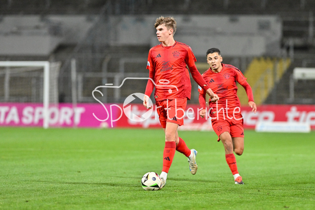 FC Bayern Amateure - TSV Schwaben Augsburg | am Ball Guido DELLA ROVERE (FC Bayern München II #11) / Freisteller / Einzelfoto / Regionalliga Bayern: FC Bayern Muenchen II - TSV Schwaben Augsburg, Gruenwalder Stadion am am 25.10.2024