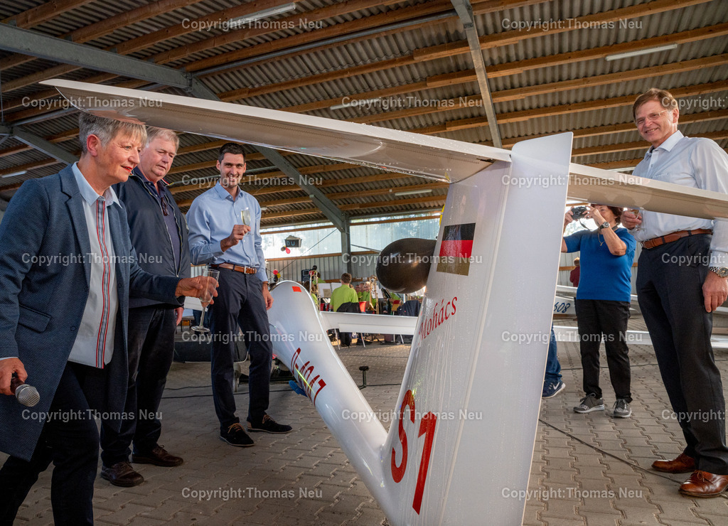 DSC_1613 | 70 Jahre Segelfluggruppe: Taufe des Segelflugzeugs „Ventus 2b“ auf den Namen der ungarischen Partnerstadt Mohàcs, zunächst Grußwort, danach Taufe durch BM Christine Klein, Klein,, in der Mitte der Vereinsvorsitzender der Bensheimer Segelfluggruppe Felix Maier , links daneben der Vorsitzende des Freundeskreises Bensheim-Mohàcs Franz Müller und Dr. Klaus Koser,, zweiter Vorsitzender der Segelfluggruppe,  Bild: Thomas Neu