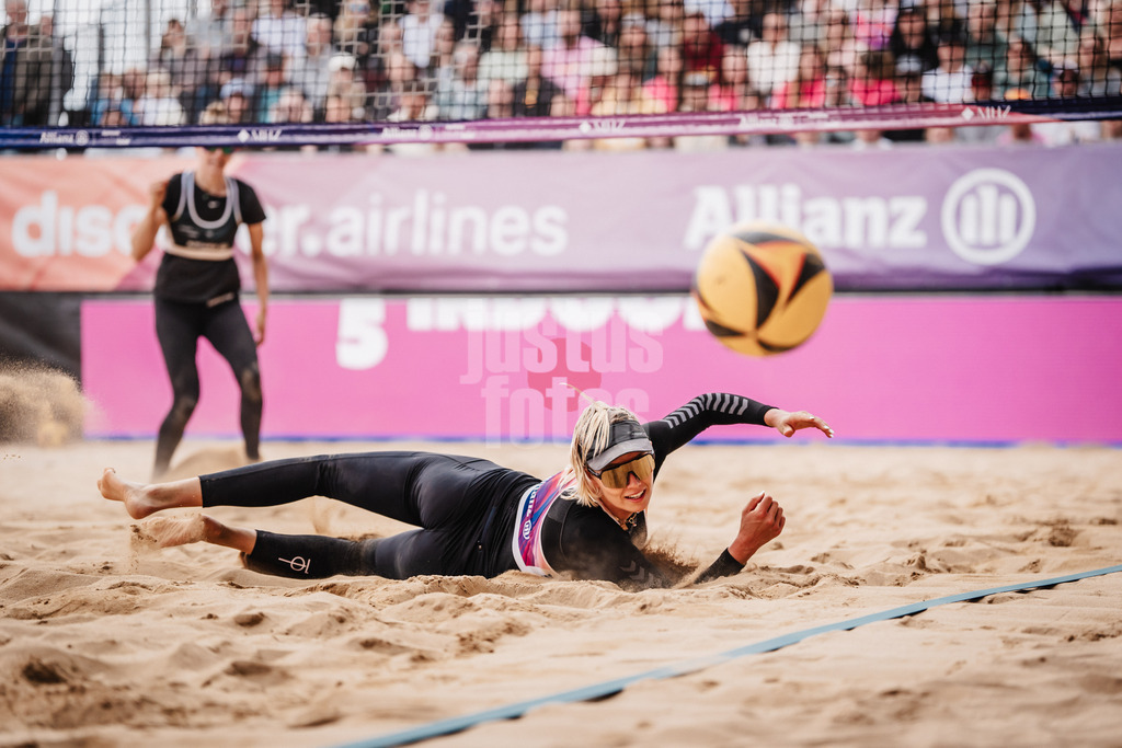 Beachvolleyball | Frauen | Allianz German Beach Tour 2025 | Tourstop Düsseldorf | 18.05.2025 | Chenoa Christ schaut dem Ball hinterher