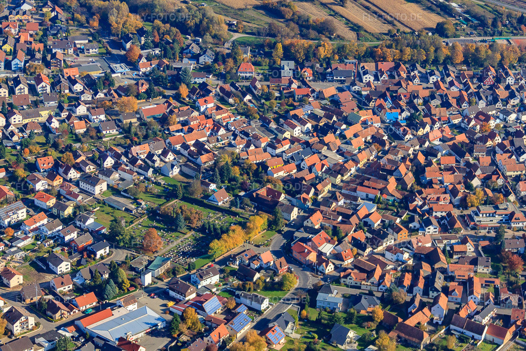 Luftbild: Alter Friedhof in Hagenbach im Bundesland Rheinland-Pfalz in Deutschland. Foto: IMG_35317.jpg vom 31.10.2010 durch Werner Riehm/FLY-FOTO.de