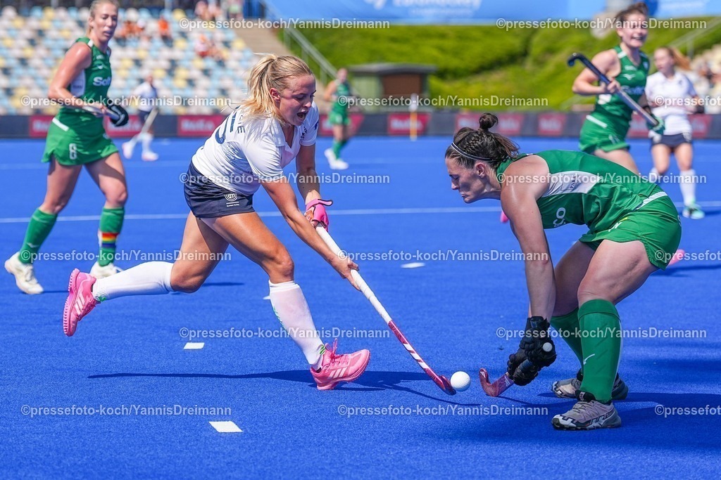 xydrx15082501019 | 15.08.2025, xydrx, Frauen EuroHockey Championship 2025, Gruppe C, Irland - Schottland, Sparkassenpark Mönchengladbach: Ellie Mackenzie (SCO #35) im Zweikampf gegen Roisin Upton (IRL #6)