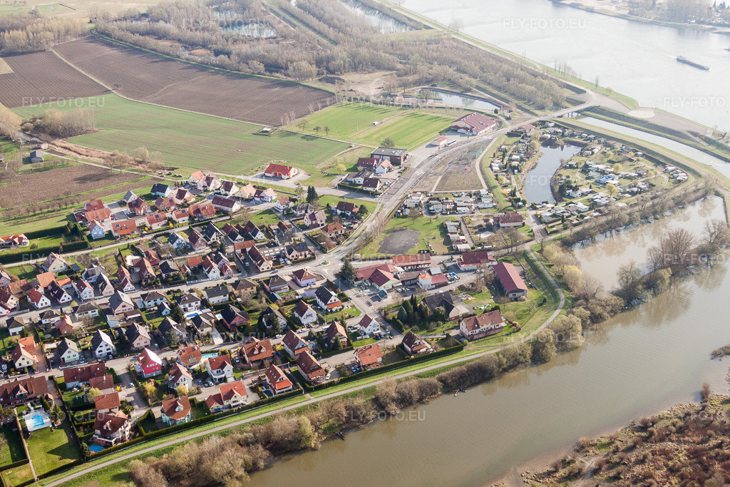 Vue aérienne: Les rives du fleuve le long de l'embouchure du Sauer à Munchhausen dans le département Bas Rhin, France. Photo: IMG_25599.jpg prise le 02/04/2010 par Werner Riehm/FLY-FOTO.eu – Résolution de l'original: 4752 x 3168 px