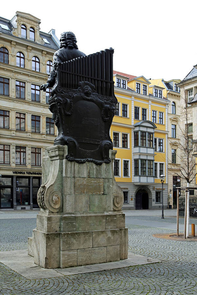 Bildlexikon Leipzig - Bach Denkmal - Rückseite Blick zum Bosehaus | Das Team hinter BILDLEXIKON LEIPZIG bündelt historische wie aktuelle Informationen über die Stadt Leipzig in Text und Bild auf einer Plattform und stellt diese der interessierten Öffentlichkeit zur Verfügung.
