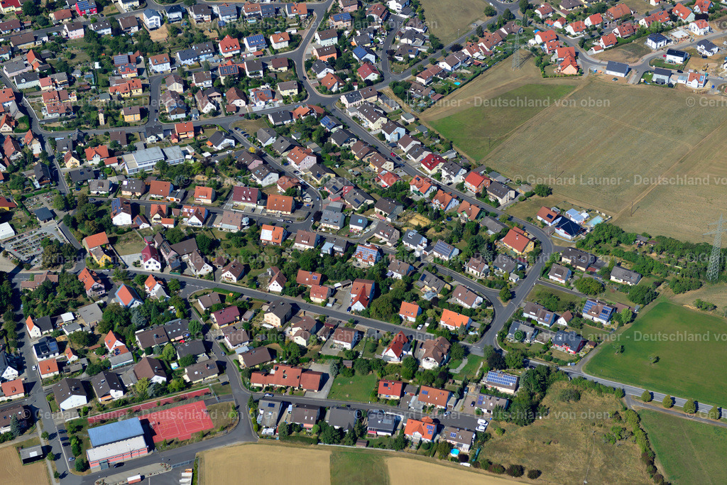 3650578 | WALDBRUNN 13.09.2016 Wohngebiet - Mischbebauung der Mehr- und Einfamilienhaussiedlung  in Waldbrunn im Bundesland Bayern, Deutschland // Residential area - mixed development of a multi-family housing estate and single-family housing estate  in Waldbrunn in the state Bavaria, Germany Foto: Gerhard Launer