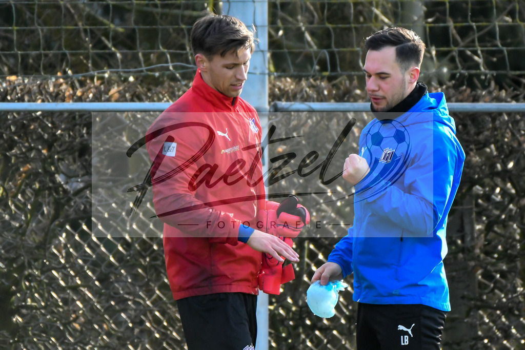 20200215_TRAOSN_0029 | Fussball, Herren: Torhueter Nils Koerber (VfL Osnabrueck) wird behandelt von Physiotherapeut Lennart Bartling (VfL Osnabrueck) waehrend der Trainingseinheit des VfL Osnabrueck im Sportpark Illoshoehe am 15.02.2020 in Osnabrueck, Deutschland. - Realisiert mit Pictrs.com