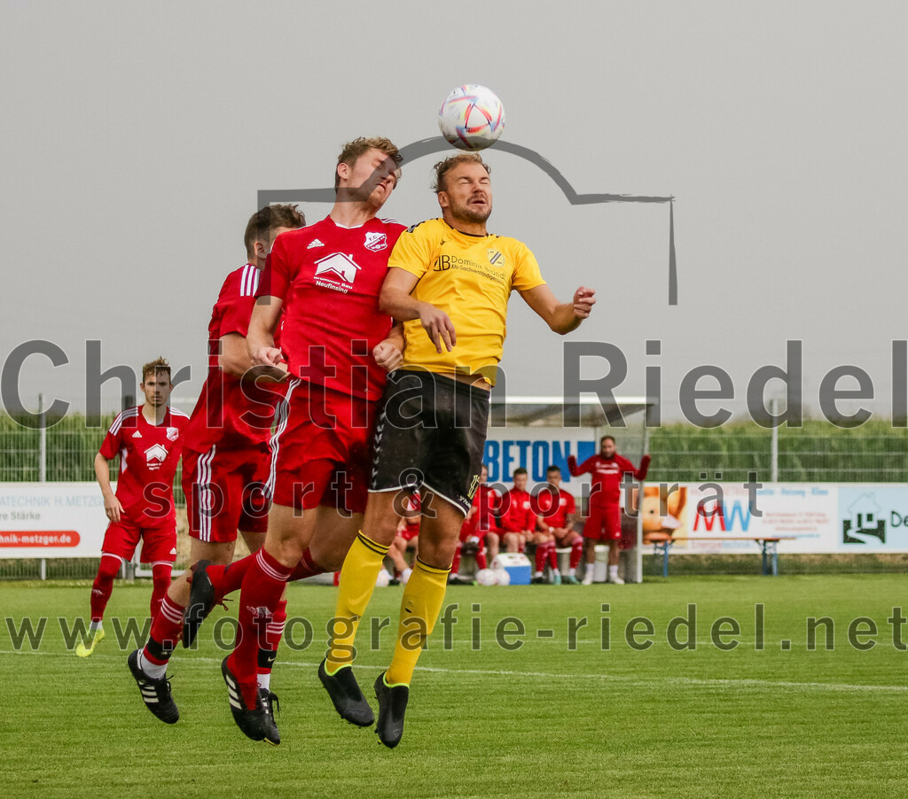 2023-07-29_005_FC_Finsing_gegen_SC_Kirchasch | Finsing, Deutschland, 29.07.2023:
Fußball, Kreisliga 2023 / 2024, 1. Spieltag, FC Finsing gegen SC Kirchasch, Endergebnis: 0:2

Josef Weber (FC Finsing, #3), Thomas Angermaier (SC Kirchasch, #17)

Foto: Christian Riedel / fotografie-riedel.net