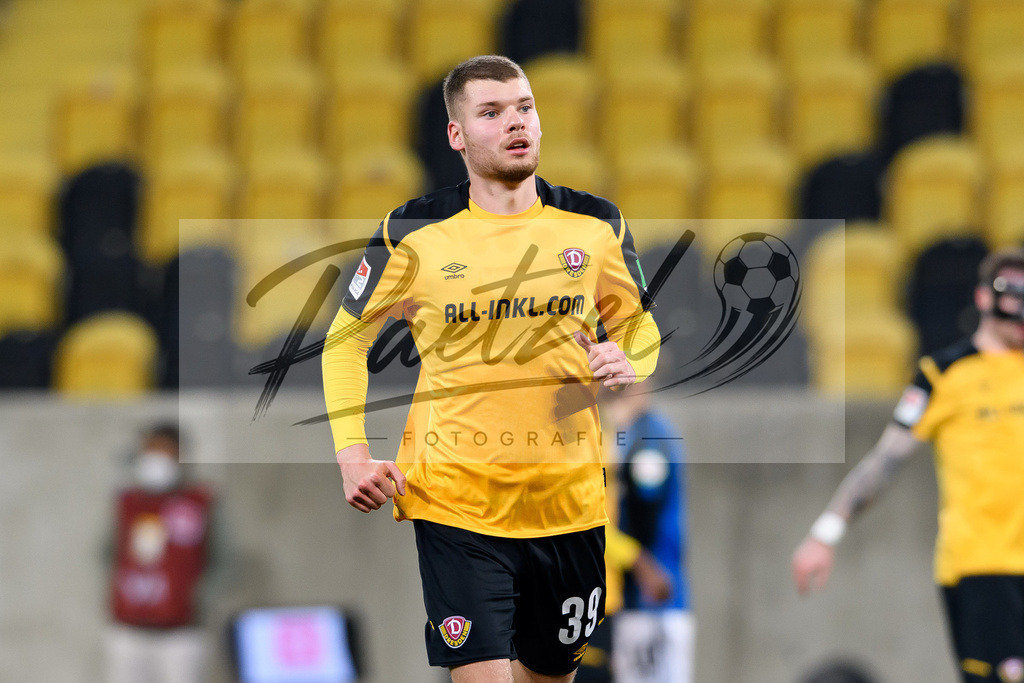 SGDHSV20220114_144 | Fussball, Herren: Kevin Ehlers (SG Dynamo Dresden) schaut bei dem Spiel der 2. Bundesliga zwischen SG Dynamo Dresden und Hamburger SV im Rudolf-Harbig-Stadion am 14.01.2022 in Dresden, Deutschland.DFB / DFL REGULATIONS PROHIBIT ANY USE OF PHOTOGRAPHS AS IMAGE SEQUENCES AND/OR QUASI-VIDEO. - Realisiert mit Pictrs.com