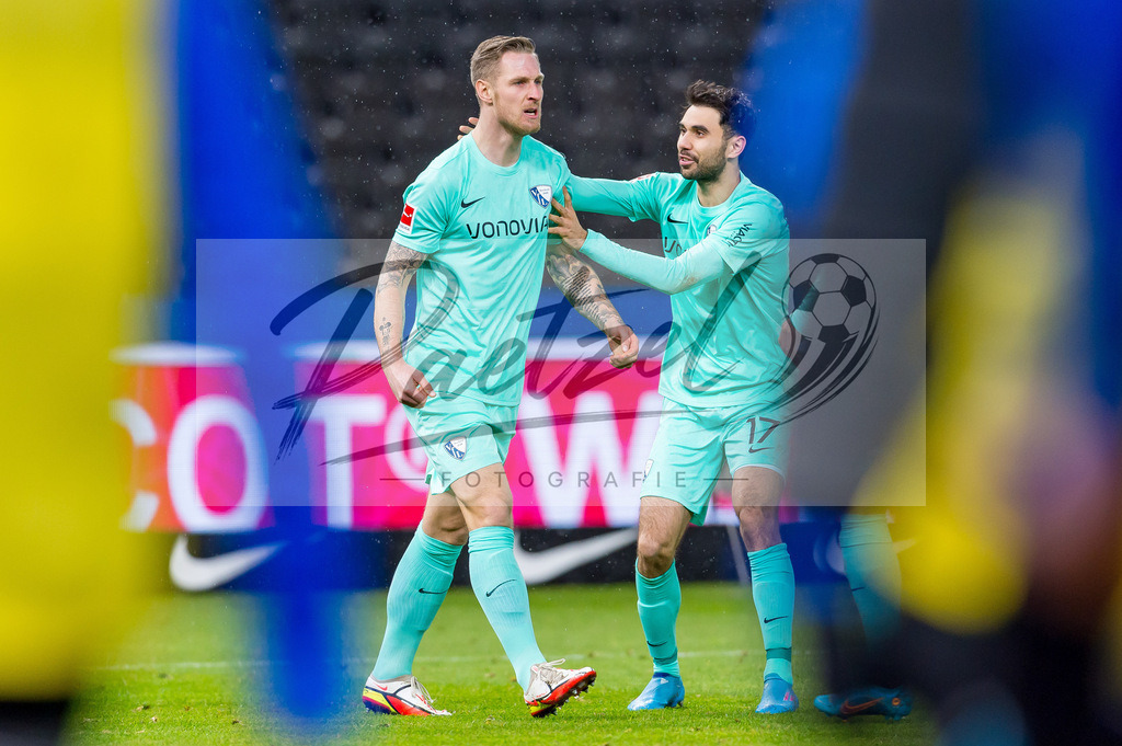 HERBOC20220204_265 | Fussball, Herren: Sebastian Polter (VfL Bochum) Torjubel, jubelt nach seinem Treffer zum 1:1 mit Gerrit Holtmann (VfL Bochum) bei dem Spiel der 1. Bundesliga zwischen Hertha BSC und VfL Bochum im Olypiastadion am 04.02.2022 in Berlin, Deutschland.DFB / DFL REGULATIONS PROHIBIT ANY USE OF PHOTOGRAPHS AS IMAGE SEQUENCES AND/OR QUASI-VIDEO. - Realisiert mit Pictrs.com