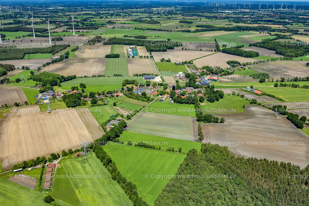 Wohlerst_ELS_6812030622 | WOHLERST 03.06.2022 Landwirtschaftliche Nutzflächen und Feldgrenzen umsäumen das Siedlungsgebiet des Dorfes in Wohlerst im Bundesland Niedersachsen, Deutschland. // Agricultural land and field boundaries surround the settlement area of the village in Wohlerst in the state Lower Saxony, Germany. Foto: Martin Elsen