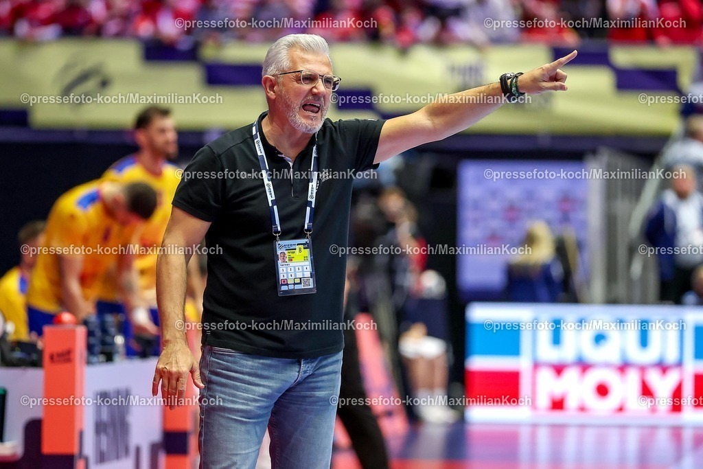 EHF16012601088 | 16.01.2026, Handball, Men's EHF EURO 2026, Portugal - Rumänien, Jyske Bank Boxen in Herning, Dänemark, Preliminary Round:  Headcoach Paulo Jorge Moura Pereira (Portugal #hc) gestikulierend am Spielfeldrand  