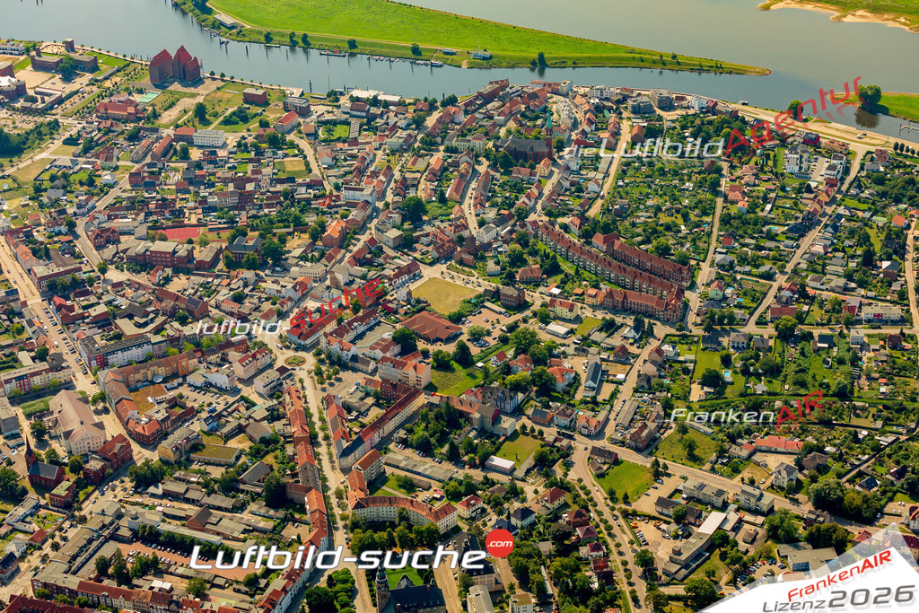 Übersichts Bild Wittenberge - Die Luftaufnahme wurde 2025 vom UL-Flugzeug heraus erstellt ( keine Drohnenaufnahme ) - Hochauflösende Luftaufnahme - für Wandbilder und großformatige Ausdrucke geeignet. Das besondere Geschenk!Hier alle&nbsp;Infos zur Lizenzierung der LuftaufnahmeWir fliegen auch dieses Jahr wieder in Ihre Region um Luftbilder zu erstellen.- Luftbild anfragen