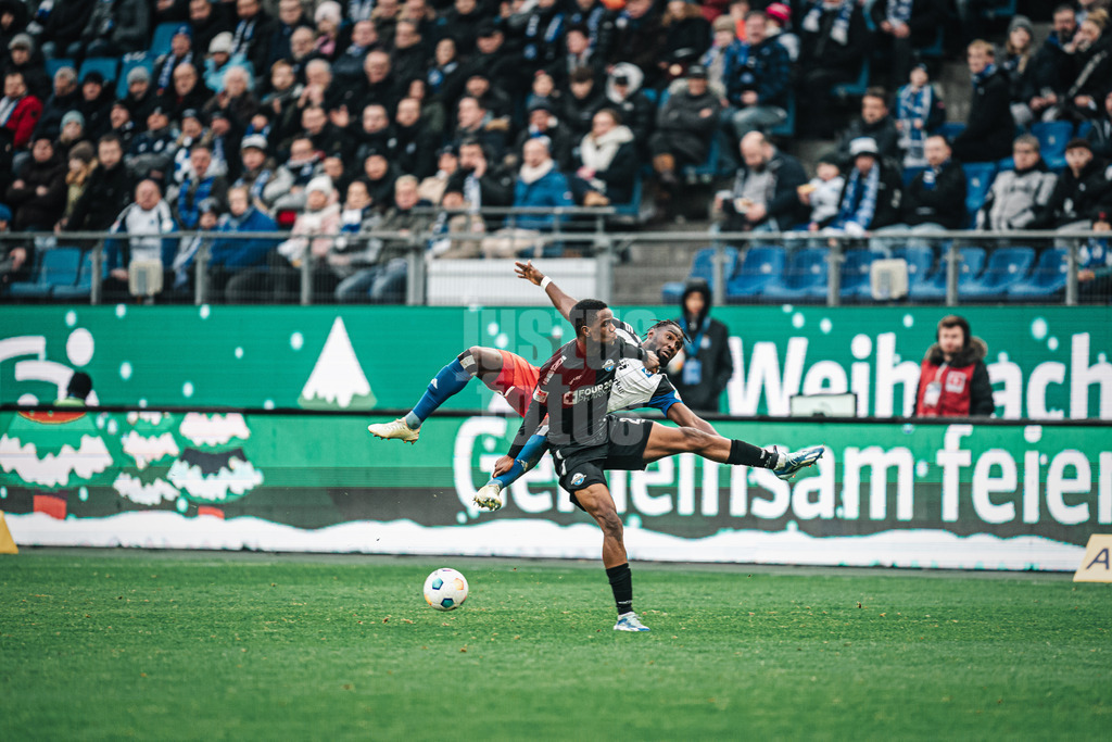 Fußball | Männer | Saison 2023/2024 | 2. Fußball-Bundesliga | 16. Spieltag | Hamburger SV vs. SC Paderborn 07 | 09.12.2023 | Zweikampf in der Luft zwischen Ilyas Ansah (#29, SC Paderborn 07) vorne und Stephan Ambrosius (#35, HSV) hinten