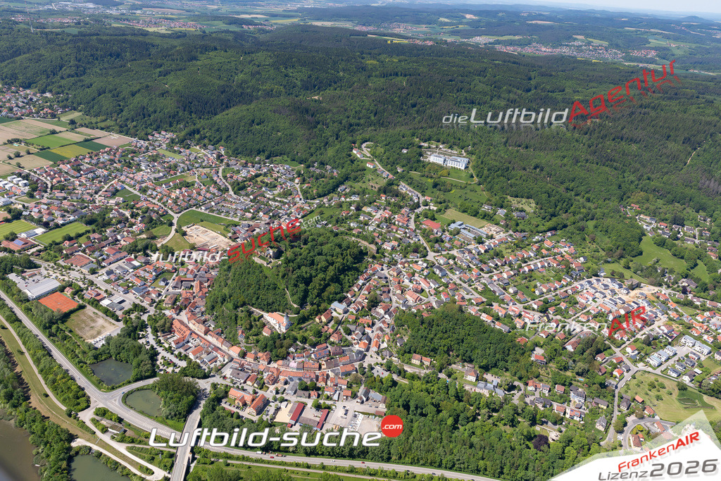 Das Luftbild der Stadt Donaustauf wurde 2021 vom Flugzeug heraus erstellt (keine Drohne) Aufnahmehöhe ca.450 Meter- hohe Bildauflösung und Druck-Qualität garantiert!