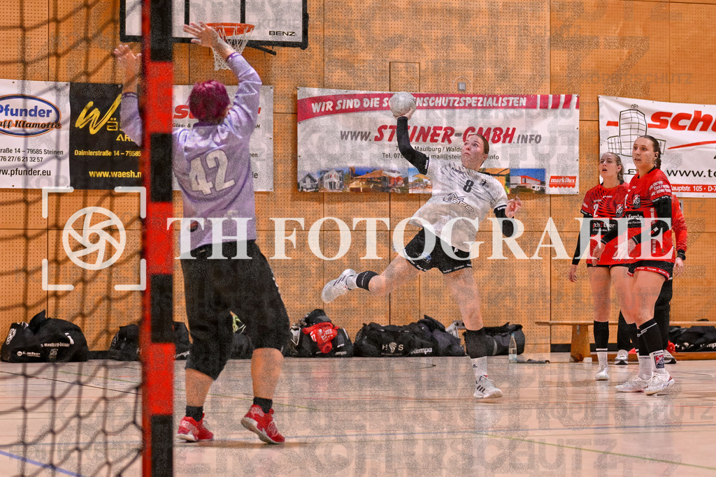 GER, SG Maulburg/Steinen - HSG Dreiland, Frauen-Handball, Oberliga Suedbaden, 3. Spieltag, Saison 2024/2025, 12.10.2024 | Anna Sautter (HSG Dreiland, #08) wirft auf das Tor von Stefanie Kovacic (SG Maulburg/Steinen, #42)GER, SG Maulburg/Steinen - HSG Dreiland, Frauen-Handball, Oberliga Suedbaden, 3. Spieltag, Saison 2024/2025, 12.10.2024Foto: TH Fotografie/Thomas Hess