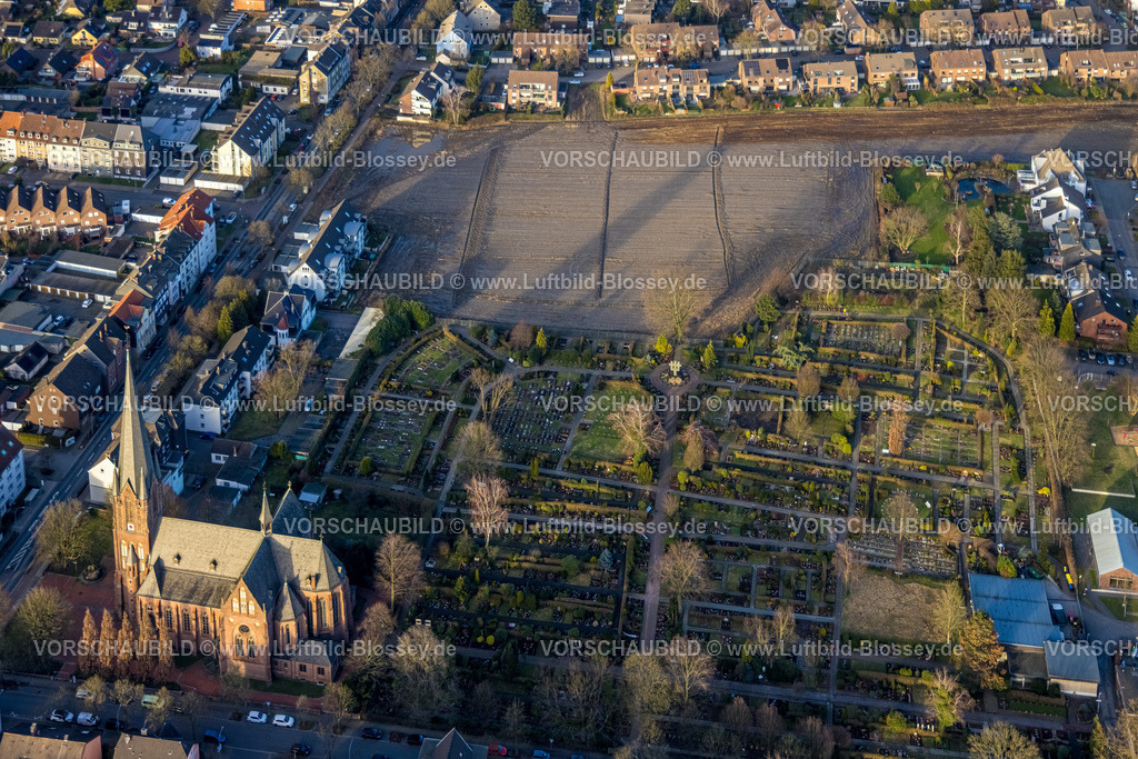 Herne240104462 | Luftbild, Wohngebiet mit Freifläche zwischen Am Kornfeld, Kirchstraße und Sodinger Straße und kath. KIrche St. Peter und Paul mit Friedhof, Börnig, Herne, Ruhrgebiet, Nordrhein-Westfalen, Deutschland