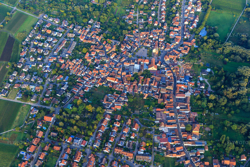 Luftbild: Ortszentrum von Westen im Ortsteil Godramstein in Landau im Bundesland Rheinland-Pfalz in Deutschland. Foto: IMG_103546.jpg vom 21.09.2017 durch Werner Riehm/FLY-FOTO.de