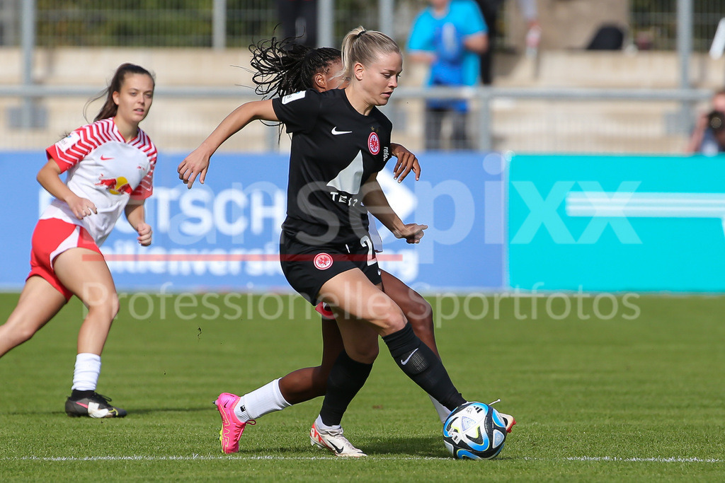 Fussball, Google Pixel Frauen-Bundesliga, Eintracht Frankfurt - RB Leipzig | v.li.: Lydia Andrade (RB Leipzig, 17) und Nadine Riesen (Eintracht Frankfurt, 22) im Zweikampf, Duell, Dynamik, Aktion, Action, Spielszene, DIE DFB-RICHTLINIEN UNTERSAGEN JEGLICHE NUTZUNG VON FOTOS ALS SEQUENZBILDER UND/ODER VIDEOÄHNLICHE FOTOSTRECKEN. DFB REGULATIONS PROHIBIT ANY USE OF PHOTOGRAPHS AS IMAGE SEQUENCES AND/OR QUASI-VIDEO.