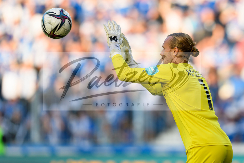 FCMFCK20210904_150 | Fussball, Herren: Torwart Dominik Reimann (1. FC Magdeburg) in Aktion, am Ball, Einzelaktion beim Spiel der 3. Liga zwischen 1. FC Magdeburg und 1. FC Kaiserslautern in der MDCC-Arena am 04.09.2021 in Magdeburg, Deutschland.DFB / DFL REGULATIONS PROHIBIT ANY USE OF PHOTOGRAPHS AS IMAGE SEQUENCES AND/OR QUASI-VIDEO. - Realisiert mit Pictrs.com