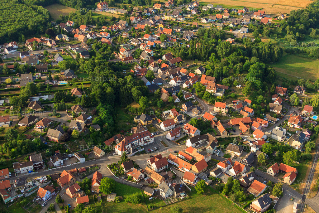 Luftbild: Rue du Château in Schirrhoffen im Bundesland Bas-Rhin in Frankreich. – Foto: IMG_30469.jpg vom 09.07.2010 durch Werner Riehm/FLY-FOTO.de – Auflösung des Originals: 4752 x 3168 px