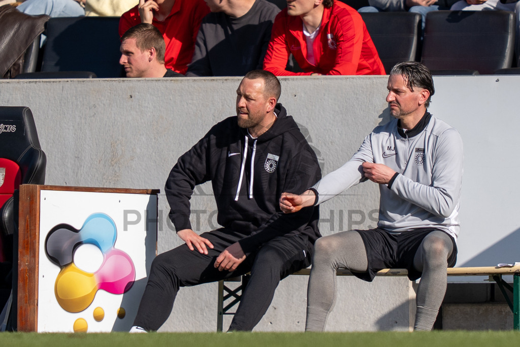 SG Sonnenhof Großaspach vs. KSV Hessen Kassel, Fussball, Regionalliga Südwest, 23. Spieltag, Saison 2025/2026, 07.03.2026 | Julian Schieber (sportilicher Leiter SG Sonnenhof Großaspach) und Milan Jurkovic (Torwarttrainer SG Sonnenhof Großaspach),SG Sonnenhof Großaspach vs. KSV Hessen Kassel, Fussball, Regionalliga Südwest, 23. Spieltag, Saison 2025/2026, 07.03.2026Foto: photosbyphips/Philip Ziegler