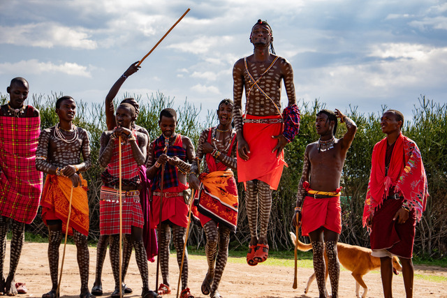 Masai Dorf in Kenia | Atemberaubende Reisefotografie gepaart mit modernen Inspirationen für persönliche Perspektivwechsel. Für alle Reisenden mit Drang nach Abenteuer und Freiheit. Ideal als Geschenkidee - Realisiert mit Pictrs.com