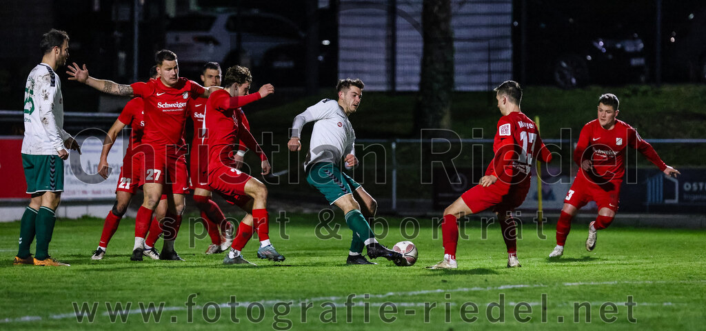 2024-03-28_009_FC_Schwaig_gegen_VfB_Forstinning | Oberding, Deutschland, 28.03.2024:
Fußball, Landesliga Südost 2023 / 2024, 27. Spieltag, FC Schwaig gegen VfB Forstinning, Endergebnis: 2:1

Nils Ehret (FC Schwaig, #25), Florian Pflügler (VfB Forstinning, #27), Marco Rastel (VfB Forstinning, #20), Raffael Ascher (FC Schwaig, #9), Niklas Mayer (VfB Forstinning, #13), Maximilian Attenberger (VfB Forstinning, #3)

Foto: Christian Riedel / fotografie-riedel.net