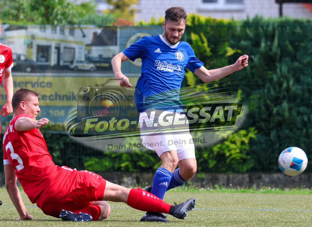 Bünder SV - TuS Bruchmühlen II | Auf dem Bild zu sehen: grün Bünder SV: Florian Seymer ; blau TuS Bruchmühlen II: Alex Schäfer Bünder SV, TuS Bruchmühlen II, Saison 25/26, Kreisliga A, Bünde, Deutschland - Realisiert mit Pictrs.com