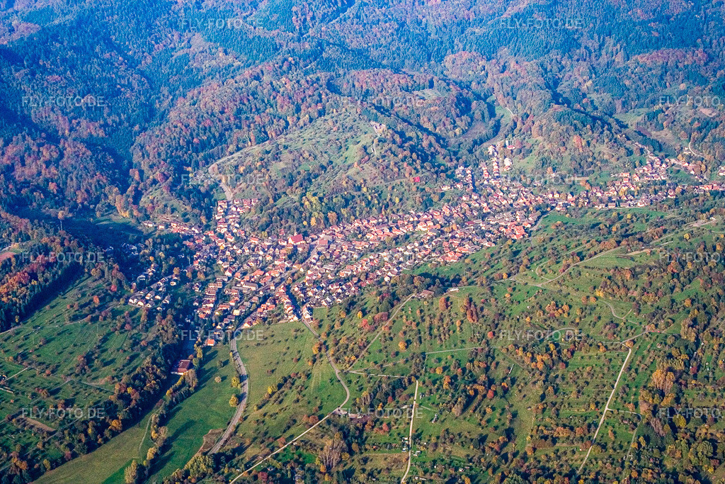 Dorf - Ansicht am Rande von landwirtschaftlichen Feldern mit Obstbäumen im Herbstlaub | Luftbild: Dorf - Ansicht am Rande von landwirtschaftlichen Feldern mit Obstbäumen im Herbstlaub im Ortsteil Michelbach in Gaggenau im Bundesland Baden-Württemberg in Deutschland. Foto: IMG_14013.jpg vom 11.10.2008 durch Werner Riehm/FLY-FOTO.de - Realisiert mit Pictrs.com