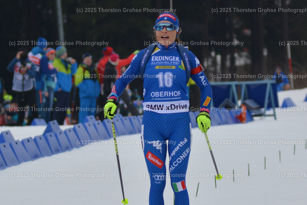 IBU WC Biathlon Oberhof 2018 | WIERER Dorothea (ITA) im Ziel (Platz 2); IBU WC Biathlon Oberhof 2018, 10 km Verfolgung der Frauen am 06.01.2018 in der DKB Ski Arena in Oberhof, (Deutschland) - Realisiert mit Pictrs.com