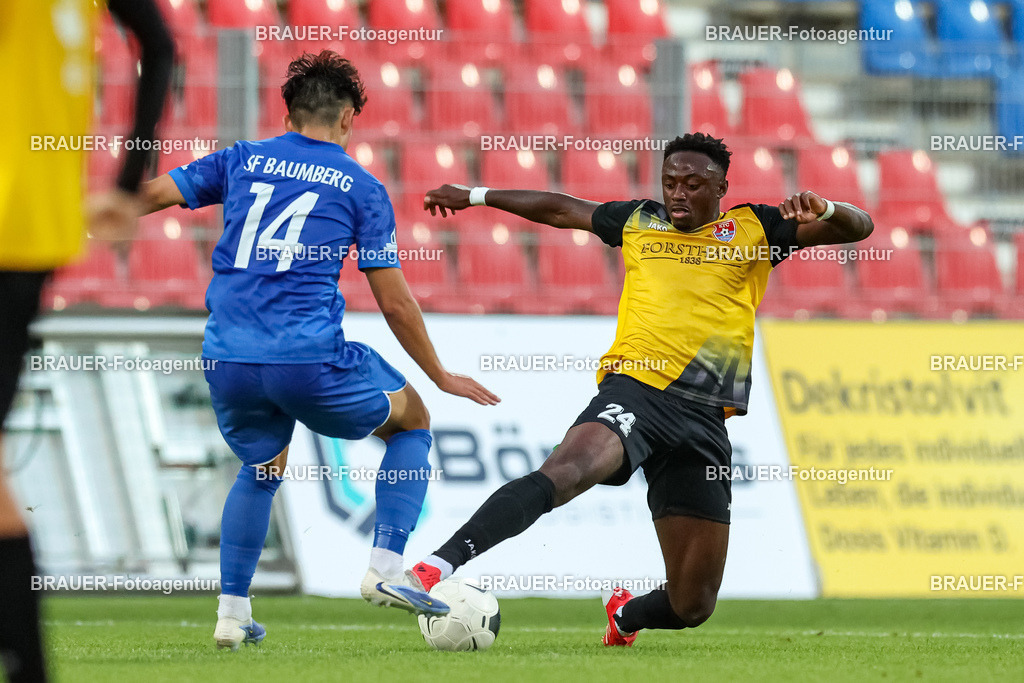SB_KFCBAU_20250815_4542.JPG -  - KFC Uerdingen - SF Baumberg - Oberliga Niederrhein | Krefeld, Deutschland, 15.08.25: Shoyo Akaogi (SF Baumberg) und Kingsley Helmut Marcinek (KFC Uerdingen) im Kampf um den Ball während des Oberliga Niederrhein Spiels zwischen KFC Uerdingen - SF Baumberg in der Grotenburg Stadion am 15. August 2025 in Krefeld, Deutschland. (Foto von Stefan Brauer/Brauer-Fotoagentur)