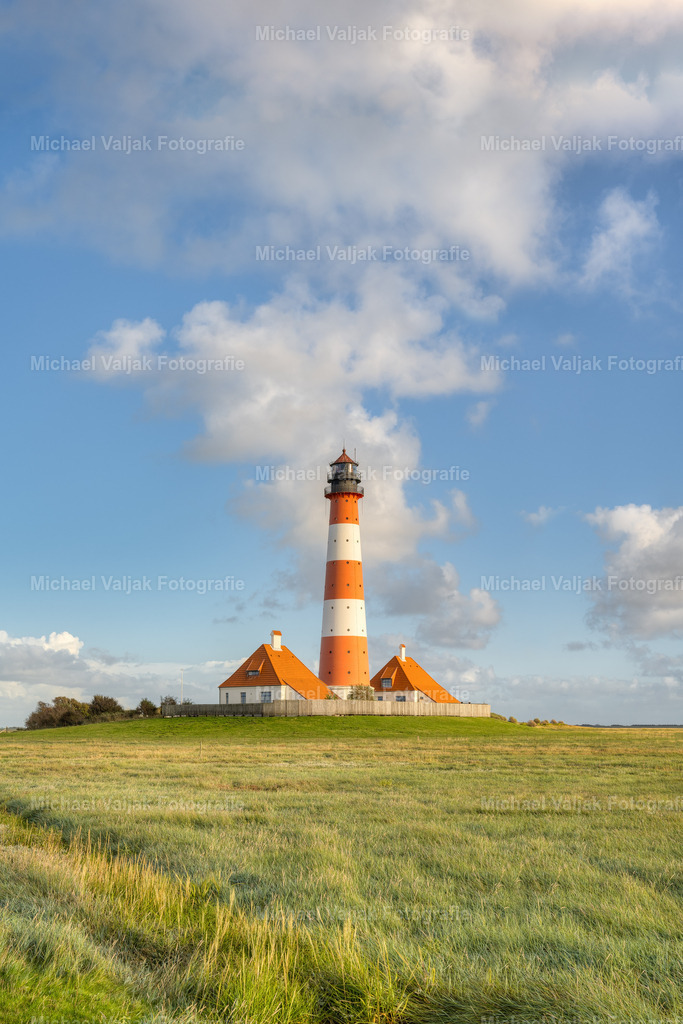 Leuchtturm Westerheversand | Blick zum Leuchtturm Westerheversand auf der Halbinsel Eiderstedt in Nordfriesland an einem schönen Abend im Frühherbst.  - Realisiert mit Pictrs.com
