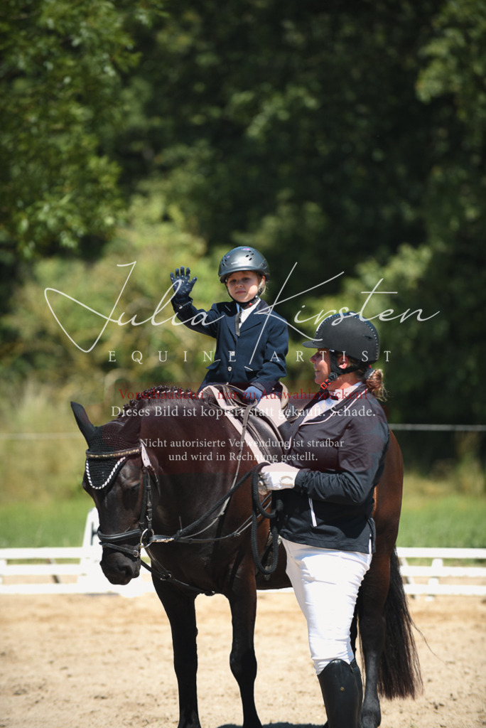 DSC_2083 | Pferde- und Turnierfotografie in Westsachsen. Pferdeportraits, Auftragszeichnungen und intuitive Kunst.