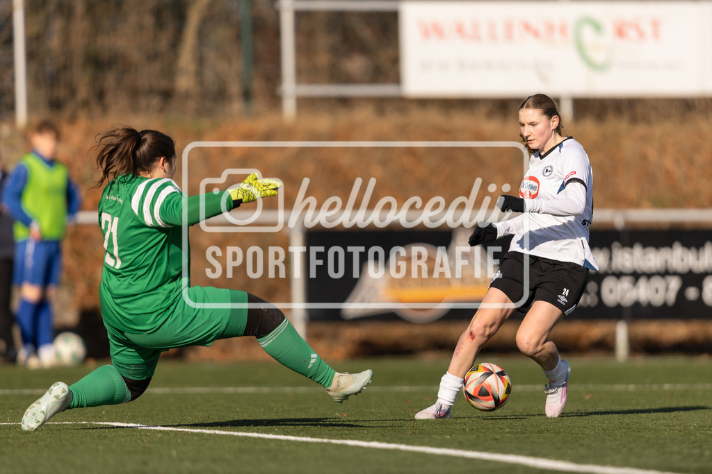 Fußball I Frauen I Saison 2025-2026 I Testspiel I BW Hollage - DSC Arminia Bielefeld I 15.02.2026-101 | Nadine Poll (21, BW Hollage) Martha Stuckenschneider (24, DSC Arminia Bielefeld) - Realisiert mit Pictrs.com