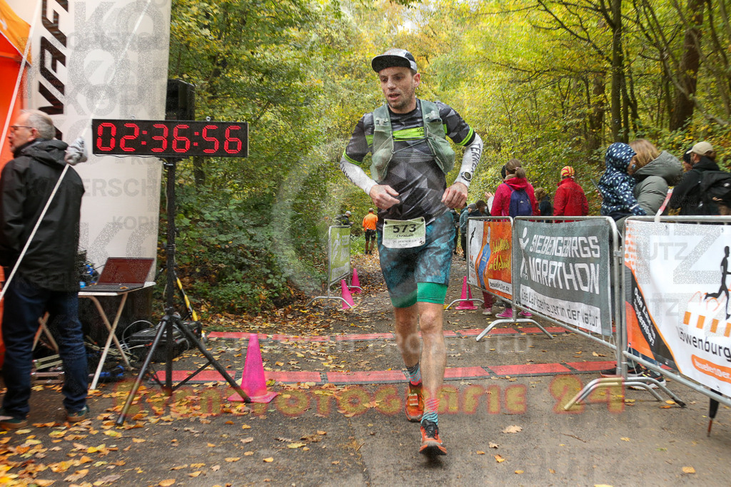 251026_1238_EX1_0878 | Sportfotografie im Rhein-Sieg Kreis, Köln, Bonn, NRW, Rheinland Pfalz, Hessen, etc. Unser Tätigkeitsfeld umfasst den Laufsport vom Volkslauf über den Marathon, Duathlon, Triathon bis zum Ultralauf wie Kölnpfad Ultra oder Schindertrail.
